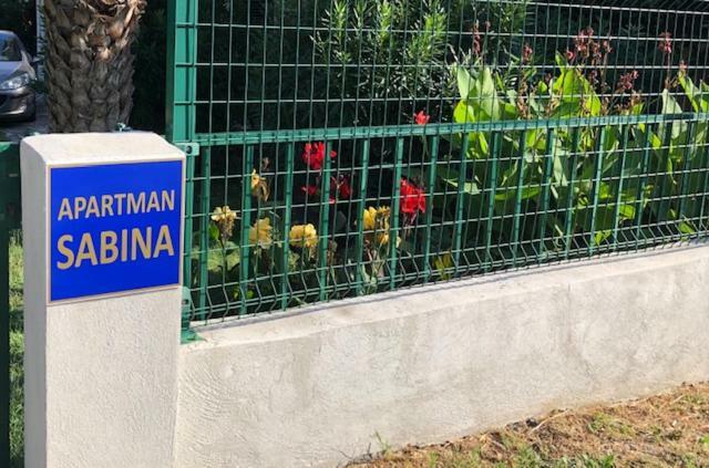 אומיס Sabina Apartments מראה חיצוני תמונה